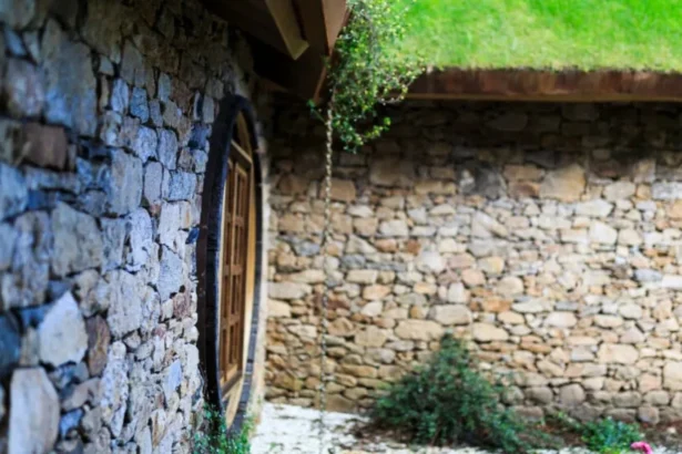 video celebra casa din hobbitul a fost construita intr o zona superba a europei turistii sunt absolut fascinati 6a7944b4b71d8