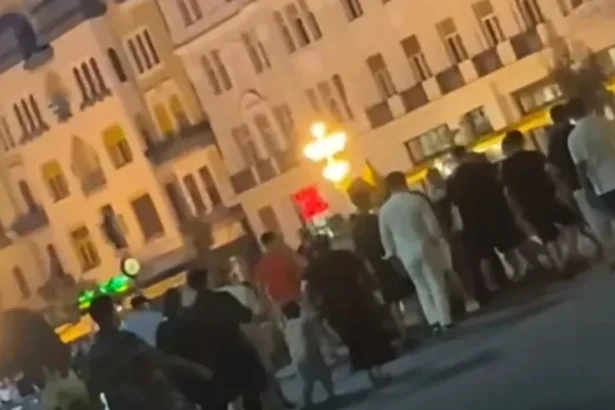 video conflict intre clanurile interlope chiar in centrul timisoarei zeci de barbati si femei s au luat la bataie fiind nevoie de interventia jandarmilor pentru a i calma 6a7c1f173daa6