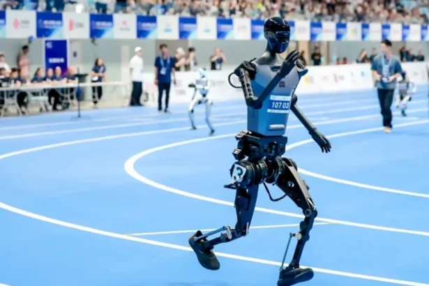 video cu nebunia din china au inceput jocurile mondiale a robotilor umanoizi un robot a ratat pista de atletism si a lovit parapetul 6a85aed439bc8