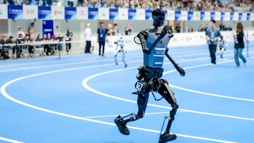 video cu nebunia din china au inceput jocurile mondiale a robotilor umanoizi un robot a ratat pista de atletism si a lovit parapetul 6a85aed439bc8