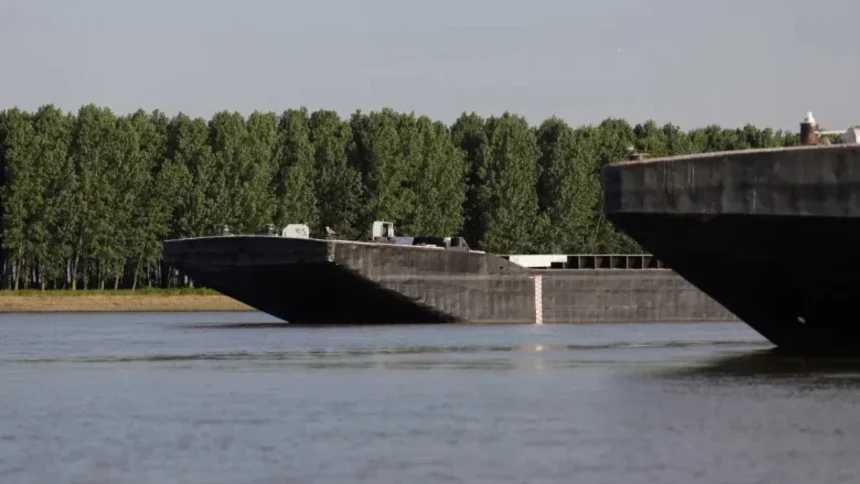 video doua barje incarcate cu roca au fost scufundate in dunare cursa contracronometru pentru evitarea scenariului energie cu portia 6a76e367c2496