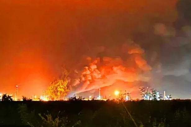 video dronele ucrainene lovesc la 1 300 de kilometri in interiorul rusiei marea rafinarie din ufa este in flacari 6a6df755d8783