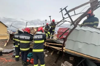 video furtunile si vijeliile fac prapad in tara un acoperis s a desprins de pe bloc si a cazut peste masini un copac a cazut fix pe mijlocul drumului 6a7606312c39f