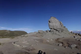 video imagini neobisnuite in bucegi doi turisti au fost surprinsi urcand cu trotinetele pe terenul stancos mesajul ironic transmis de salvamont prahova 6a740bec08870