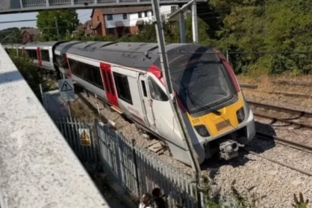 video inca un tren a deraiat in anglia e al doilea in doua zile 6a7f4c1cb1128