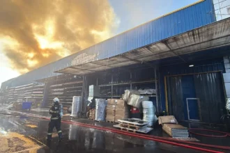 video incendiu puternic la o hala de productie de piese auto din oradea 11 autospeciale mobilizate la fata locului 6a7c37b3cdd47