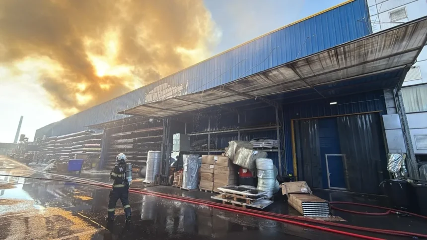 video incendiu puternic la o hala de productie de piese auto din oradea 11 autospeciale mobilizate la fata locului 6a7c37b3cdd47