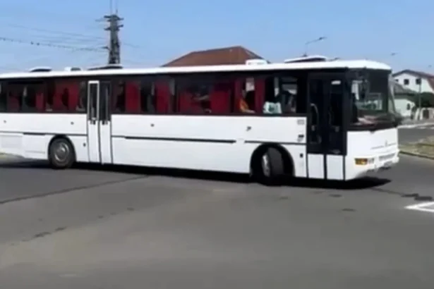 video ireal ce s a intamplat intr un sens giratoriu din satu mare ce manevre a facut un autobuz ca sa poata iesi imaginile au generat reactii puternice in mediul online 6a755d670c803