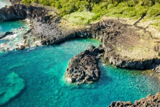 video o destinatie spectaculoasa de vacanta supranumita hawaii al europei ofera preturi extrem de atractive si peisaje care iti taie rasuflarea muntele si marea se imbina perfect a 6a7827146b4cf