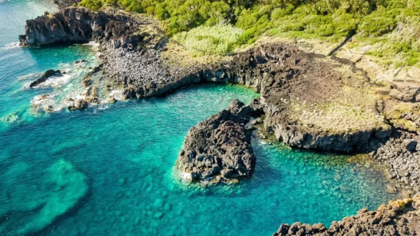 video o destinatie spectaculoasa de vacanta supranumita hawaii al europei ofera preturi extrem de atractive si peisaje care iti taie rasuflarea muntele si marea se imbina perfect a 6a7827146b4cf