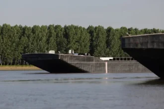 video o noua incercare de scufundare a celor patru barje in dunare autoritatile incearca sa limiteze scaderea nivelului apei din zona cernavoda 6a758ea4d5de9