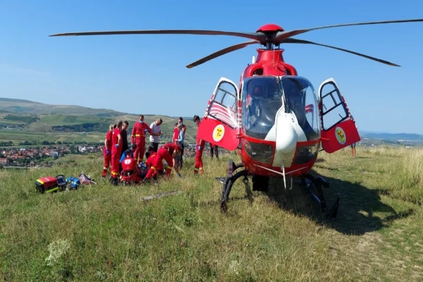 video operatiune de salvare in bucegi patru turisti epuizati extrasi cu elicopterul smurd 6a817a3b153ff