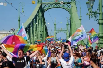 video sute de mii de oameni au inundat canalele din amsterdam pentru parada anuala a barcilor pride 6a6e369dc394b
