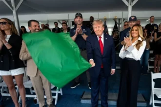 video trump gafa inaintea cursei indycar freedom 250 grand prix bwahahaha acest idiot n are habar de unde se tine un steag 6a8c5464c4d60