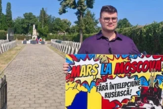 video un tanar asistent universitar mesaj afisat in prezenta ambasadorului rus la bucuresti mars la moscova 6a89d033ad86f