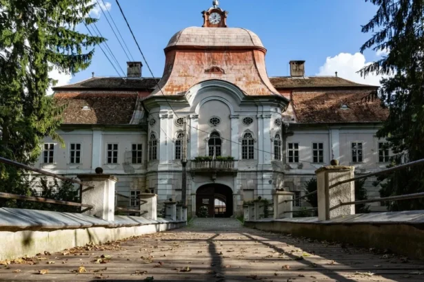 video vechi de 200 de ani cel mai frumos castel baroc din romania si a redeschis portile 6a6ddddfc0ca8