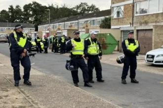 video vrem sa plece protestele anti imigratie iau amploare in marea britanie batai cu politia si case atacate cu pietre 6a7584eeb2939