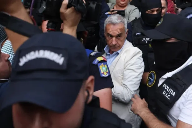 calin georgescu scos in catuse din casa escortat de politisti la arestul central cab a decis arestarea preventiva in dosarul de 11 milioane de euro 6abbd4daee3f9