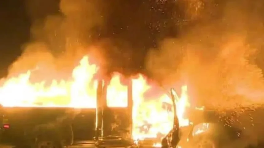 accident de proportii pe o sosea din canada doua autobuze pline de oameni au fost inghitite de flacari bilantul victimelor 6ad18a11cd5b5