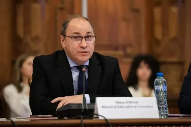 adultii scosi la tabla de ministrul educatiei dupa un mesaj cu subinteles despre rezultatele elevilor la testele pisa 6ad151ef737c0