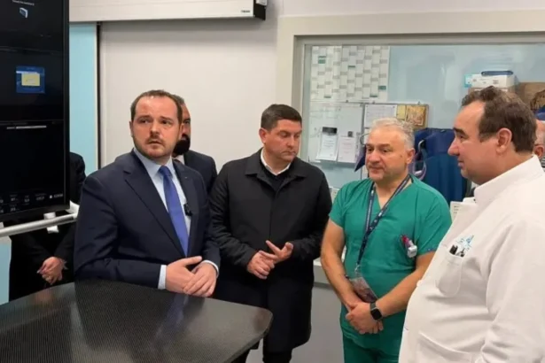 alexandru rogobete a vizitat spitalul in care s au investit 200 de milioane de lei mesajul transmis medicilor foto 6adc86b26346b