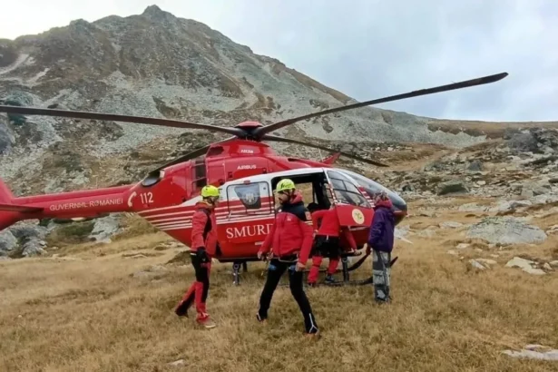 barbatul care a cazut circa 40 de metri in muntii fagaras este in stare stabila 6ac244a3ebfba
