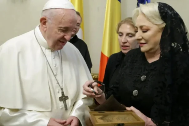 ce s a intamplat cu ceasul de 10 000 de euro daruit de viorica dancila papei francisc in 2019 6adec732a7662