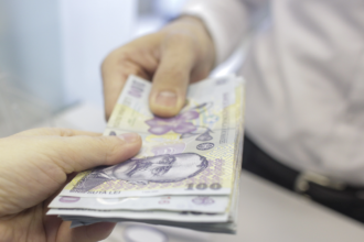 decizie majora romanii tepuiti prin robor vor primi banii inapoi de la banci in 45 de zile legea a trecut de senat si se aplica inclusiv contractelor de credit care au incetat 6acf57ae1d72c