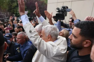 diicot va sari in aer sustinatoare a lui calin georgescu saltata de politisti si dusa la obregia 6abe6c37d30d9
