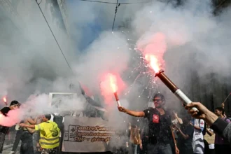 fortele de ordine au arestat sambata un numar record de 855 de persoane la paris pe fondul protestelor privind conditiile din scoli si costul vietii 6ad4817204627