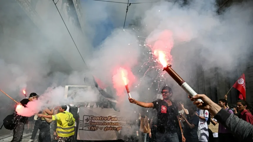 fortele de ordine au arestat sambata un numar record de 855 de persoane la paris pe fondul protestelor privind conditiile din scoli si costul vietii 6ad4817204627