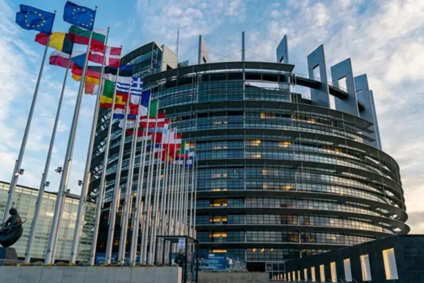 foto ciuma portocalie a ajuns in parlamentul european statuie poleita cu aur care il infatiseaza pe trump fara haine expusa la strasbourg 6ac6acdf21719