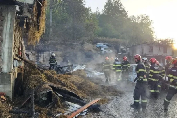 foto un nou incendiu violent la manastirea bisericani din neamt patru constructii au ars un barbat a fost ranit 6abf6cbcc7f33
