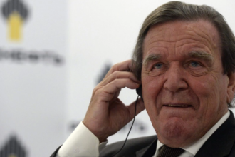 gerhard schroder intra in consiliul de supraveghere al hyperglobus in rusia decizia luata dupa ce putin a confiscat activele metro 6ac1d75d83f88