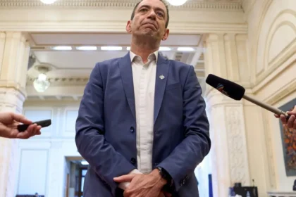 incident neobisnuit inaintea negocierilor pentru noul guvern o pasare si a facut nevoile pe liderul deputatilor udmr 6ac7d57ea0628