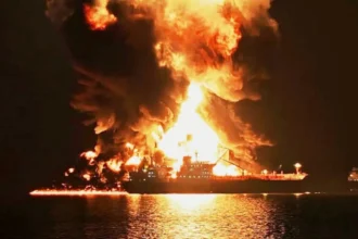 infern in stramtoarea ormuz un superpetrolier este in flacari dupa un atac direct al garzilor revolutionare din iran 6acda3b069276