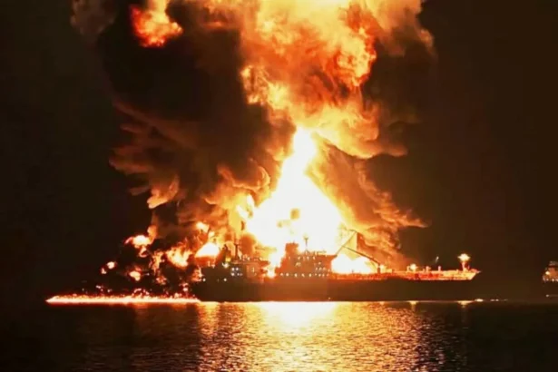infern in stramtoarea ormuz un superpetrolier este in flacari dupa un atac direct al garzilor revolutionare din iran 6acda3b069276
