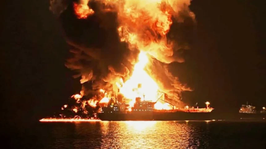 infern in stramtoarea ormuz un superpetrolier este in flacari dupa un atac direct al garzilor revolutionare din iran 6acda3b069276