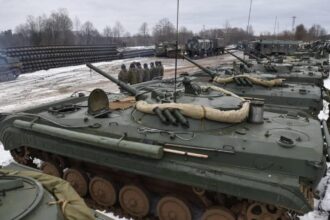 moscova se joaca din nou cu nervii occidentului si incepe sa si umple depozitele de la frontiera cu nato cu blindate si artilerie 6ad6194c58621