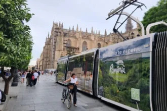pe strazile din sevilla circula un tramvai colantat cu peisaje spectaculoase din romania pentru a promova turismul 6ac4c0c0c6ab0