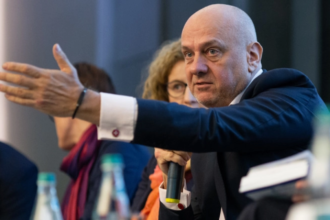 presiune pe luca niculescu in pline negocieri pentru noul guvern bns pune problema saraciei pe masa milioane de oameni nu reusesc sa isi asigure un nivel de trai decent 6ac77c9284c64