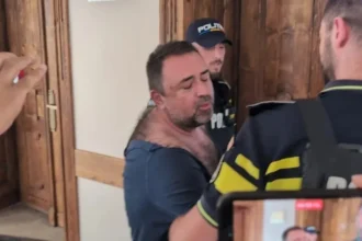 procurorul pistolar bucurica prapad in arest a smuls grilajele si instalatia de iluminat a infundat wc ul si a inundat celula asteptandu i pe politisti imbracat in toga 6abe815c081e0