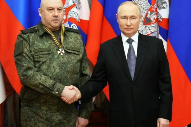putin il readuce pe generalul armaghedon si ii ordona sa distruga podurile kievului 6ac794e615138