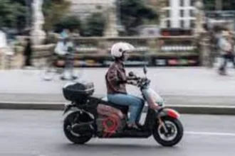 reguli noi pentru motociclisti vor putea circula pe benzile de autobuz si vor putea trece printre masinile oprite la semafor 6ac623f39c461
