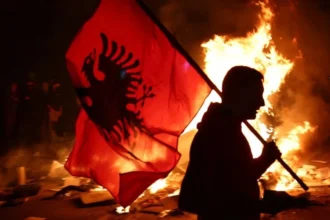 revolta masiva in albania mii de tineri cer demisia premierului edi rama in a cincea zi de proteste violente 6ad38451d240b