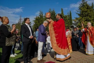 scandalul vizitei lui calin georgescu la manastire ia o turnura neasteptata preotul mega spune ca primirea fusese aranjata dinainte de episcopie 6ac7fb12457f4