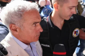 surse anchetatorii au ridicat de la casa lui calin georgescu 27 de telefoane si 63 de computere si unitati de memorie 6ac6991f07fc1