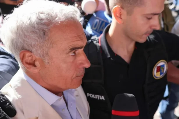 surse anchetatorii au ridicat de la casa lui calin georgescu 27 de telefoane si 63 de computere si unitati de memorie 6ac6991f07fc1