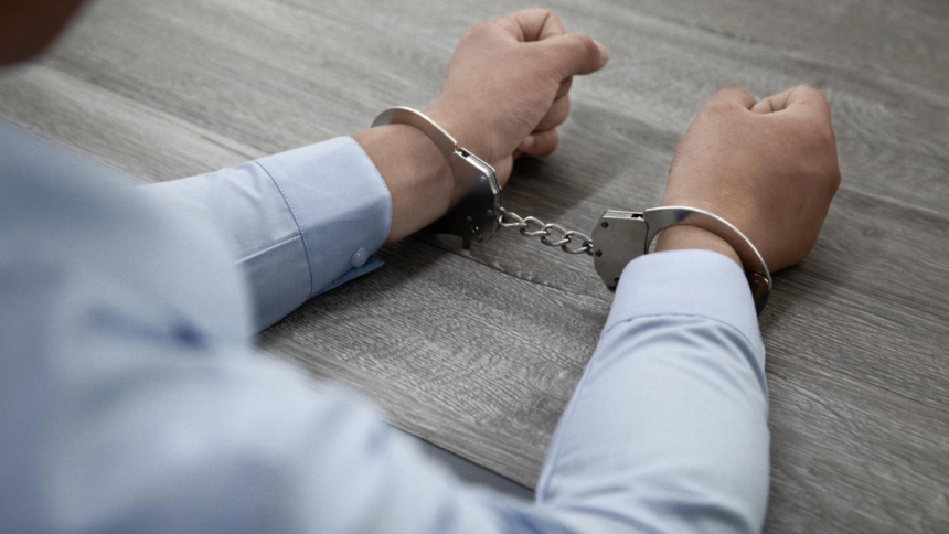 tanar retinut dupa ce si a batut partenera in plina strada un trecator a alertat politia cand a vazut o pe femeie plangand 6acd171190fc4