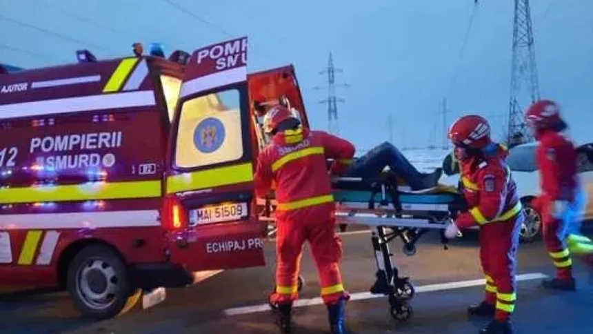 trei persoane au fost transportate la spital dupa un accident in care au fost implicate doua masini si o autoutilitara circulatia a fost blocata pe ambele sensuri 6ac2216151bf6
